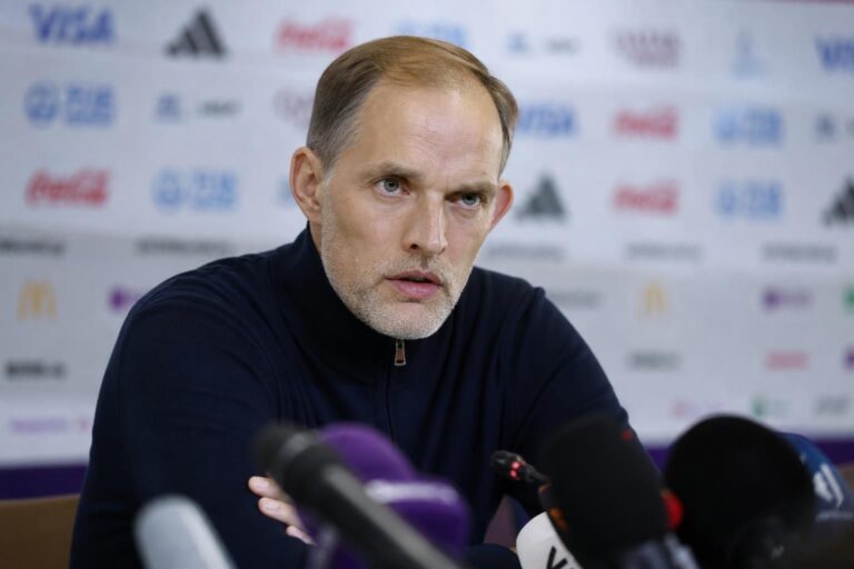 Thomas Tuchel tijdens een gespannen persmoment na de WK-uitschakeling van Engeland