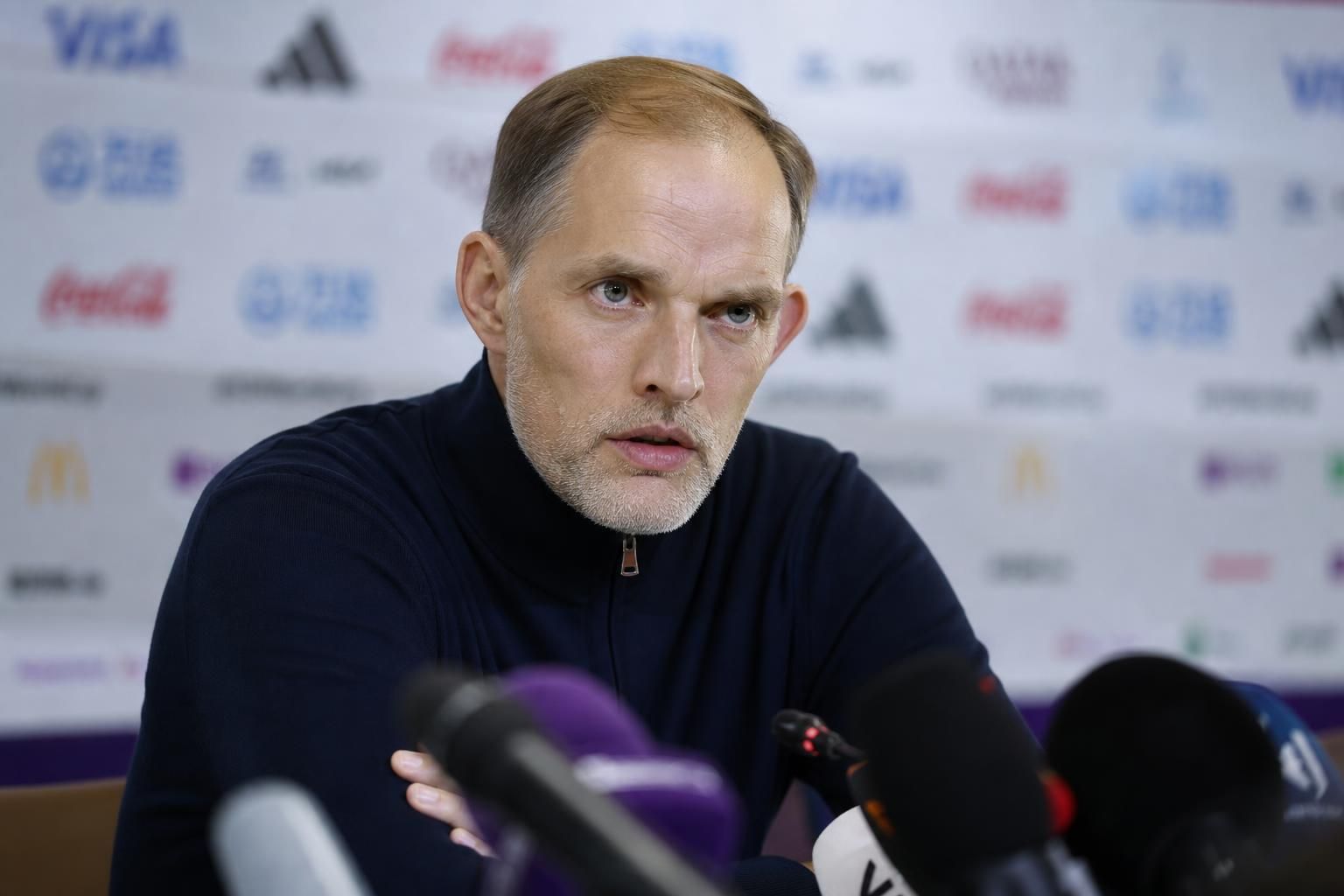 Thomas Tuchel tijdens een gespannen persmoment na de WK-uitschakeling van Engeland