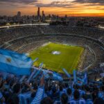 Argentijnse voetbalsupporters in blauw-witte kleuren rond een nationaal stadion