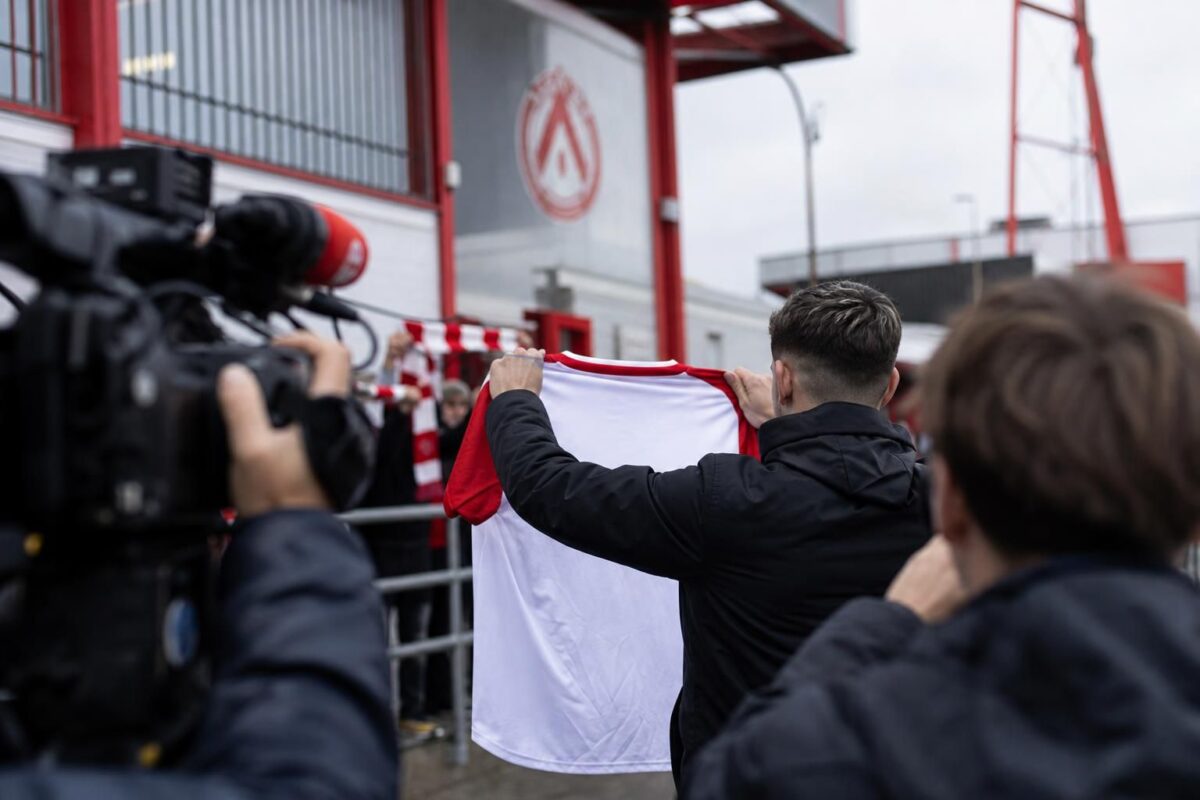 Transferbeeld rond de terugkeer van Nayel Mehssatou bij KV Kortrijk