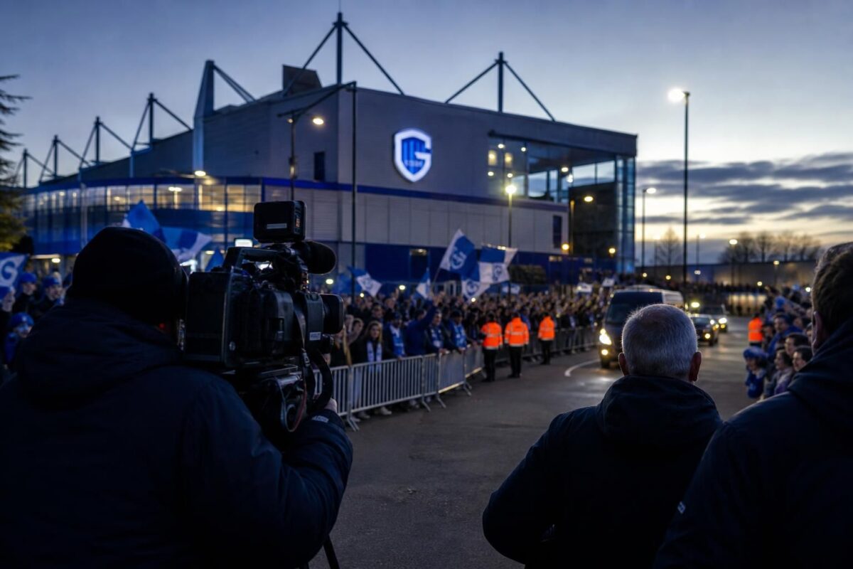 Transfercontext rond KRC Genk met stadionomgeving en gespannen voetbalsfeer