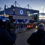 Transfercontext rond KRC Genk met stadionomgeving en gespannen voetbalsfeer