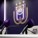 Persmoment bij RSC Anderlecht rond de duidelijke kleedkamerlijn van Vitor Bruno.