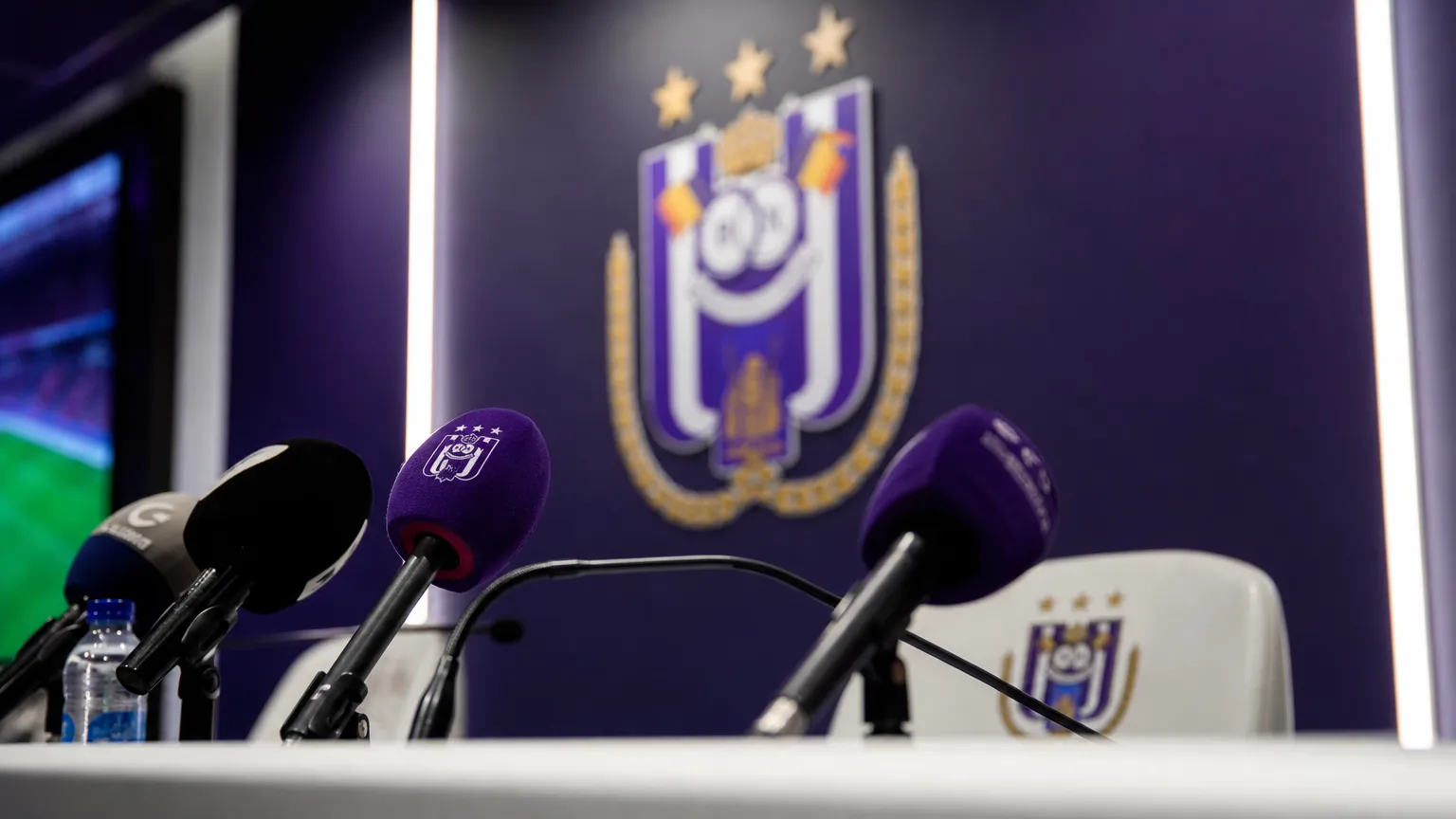 Persmoment bij RSC Anderlecht rond de duidelijke kleedkamerlijn van Vitor Bruno.