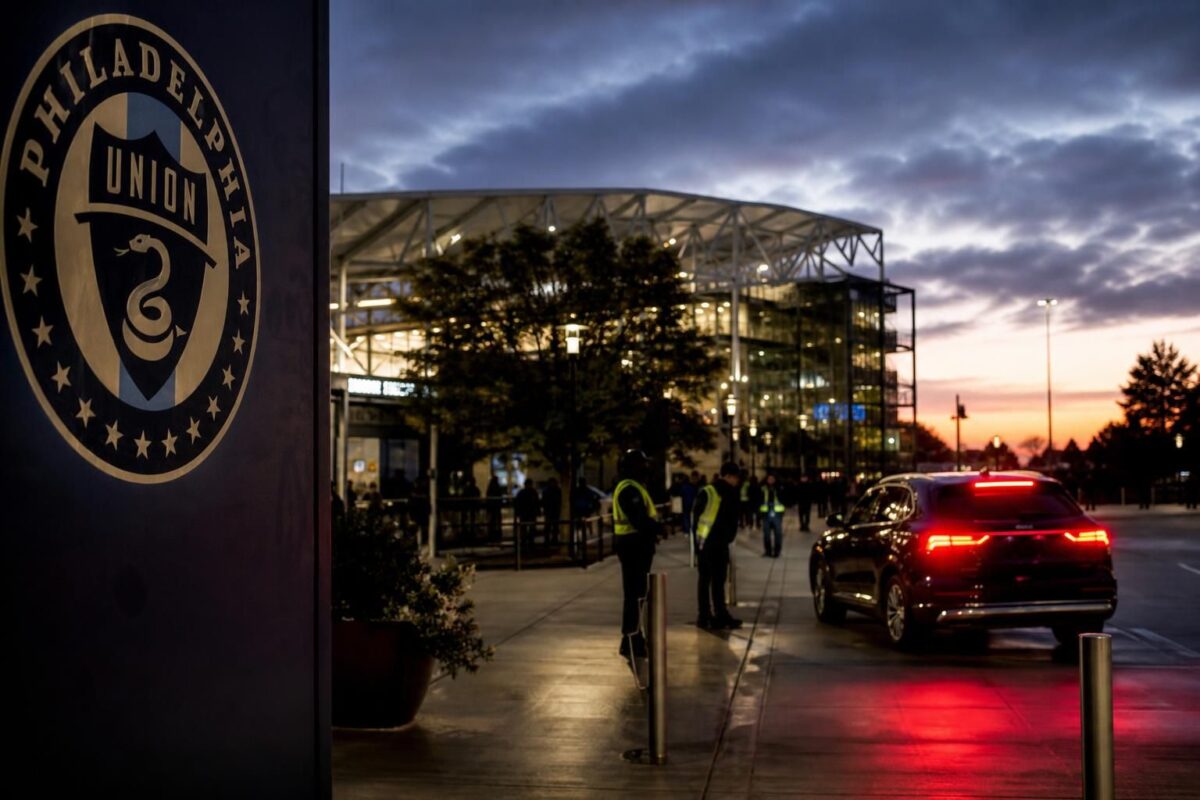 Transfersfeer rond een stadion bij een mogelijk Europees vertrek van Olwethu Makhanya.