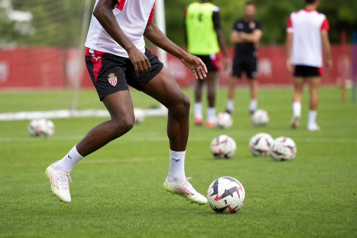 Trainingscontext bij AS Monaco rond Belgisch talent Samuel Nibombé