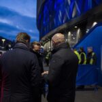 Transfercontext rond KRC Genk met gespannen stadionomgeving zonder herkenbare gezichten