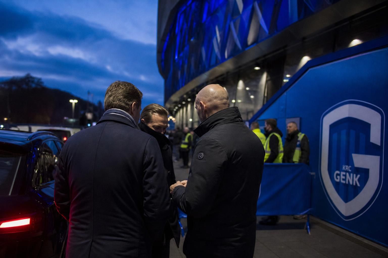 Transfercontext rond KRC Genk met gespannen stadionomgeving zonder herkenbare gezichten