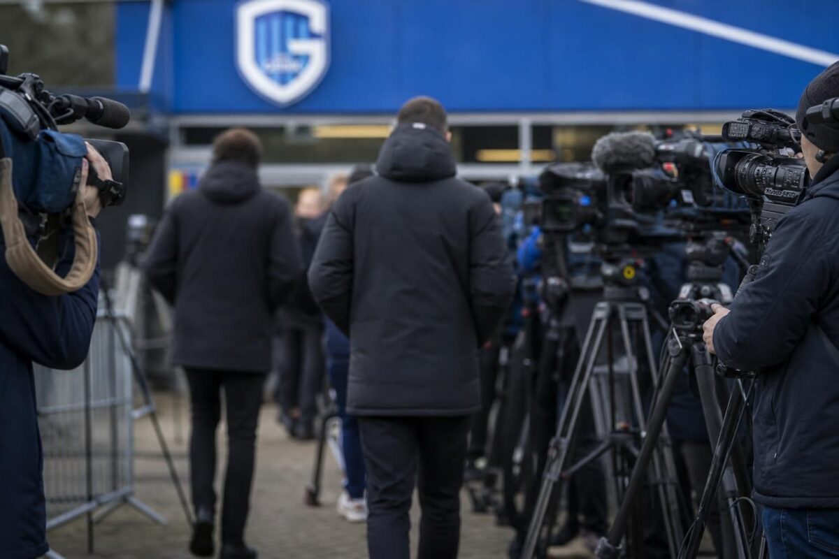 Transferdruk rond KRC Genk in een stadioncontext zonder herkenbare gezichten