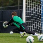 Doelman van Cercle Brugge tijdens een gefocuste training in aanloop naar het nieuwe seizoen