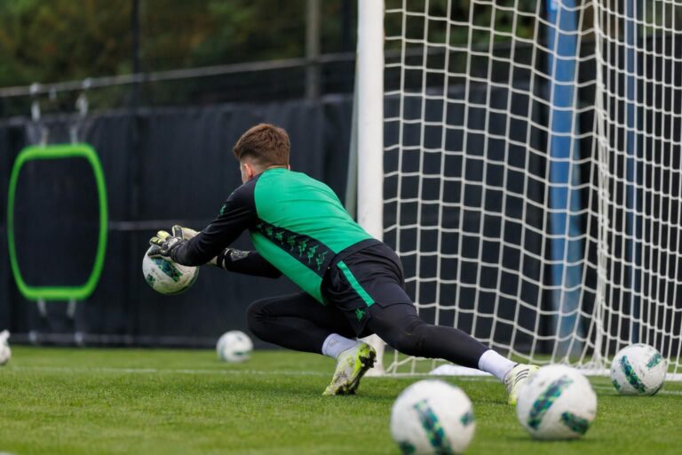 Doelman van Cercle Brugge tijdens een gefocuste training in aanloop naar het nieuwe seizoen