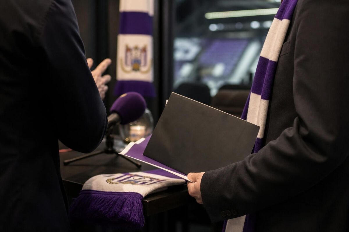 Transfercontext rond RSC Anderlecht met paarse en witte accenten, zonder herkenbare personen.