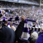 Supporters van RSC Anderlecht reageren in paars-witte sfeer rond een nieuw hoofdstuk achter de schermen