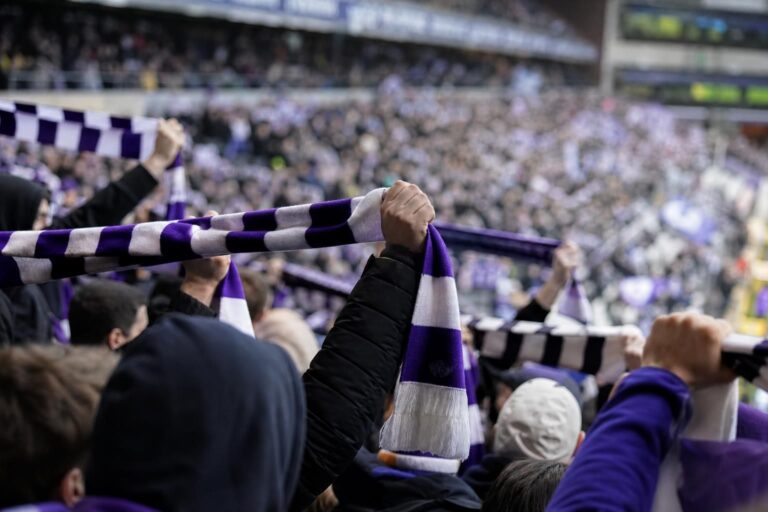 Supporters van RSC Anderlecht reageren in paars-witte sfeer rond een nieuw hoofdstuk achter de schermen