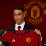 Youri Tielemans tijdens zijn officiële overstap naar Manchester United