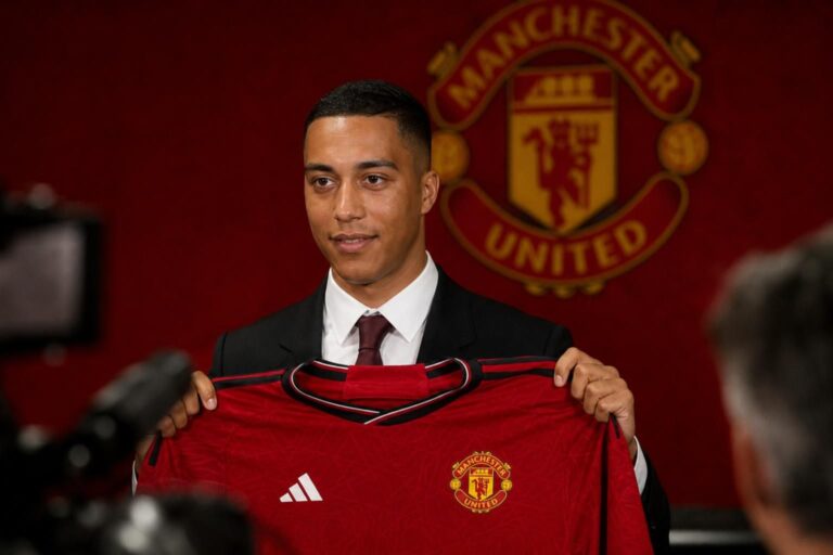 Youri Tielemans tijdens zijn officiële overstap naar Manchester United