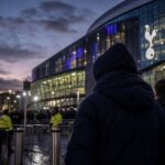 Transferachtige sfeer rond Tottenham Hotspur met stadionlichten en spanning op de achtergrond