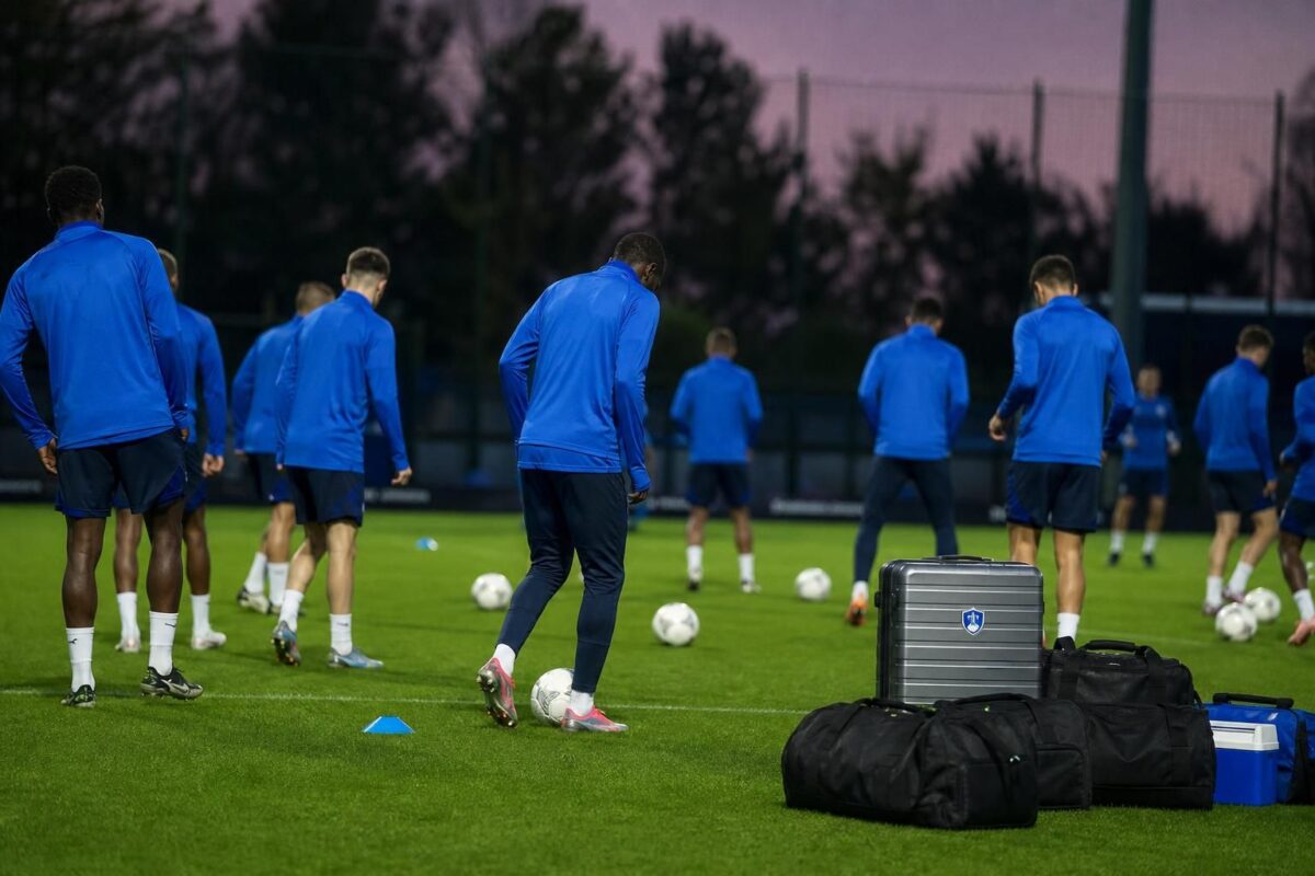 KRC Genk-spelers tijdens een gefocuste training in aanloop naar de Schotse ministage