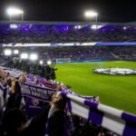 Supporters van RSC Anderlecht in het Lotto Park tijdens een Europese avond onder felle stadionlichten