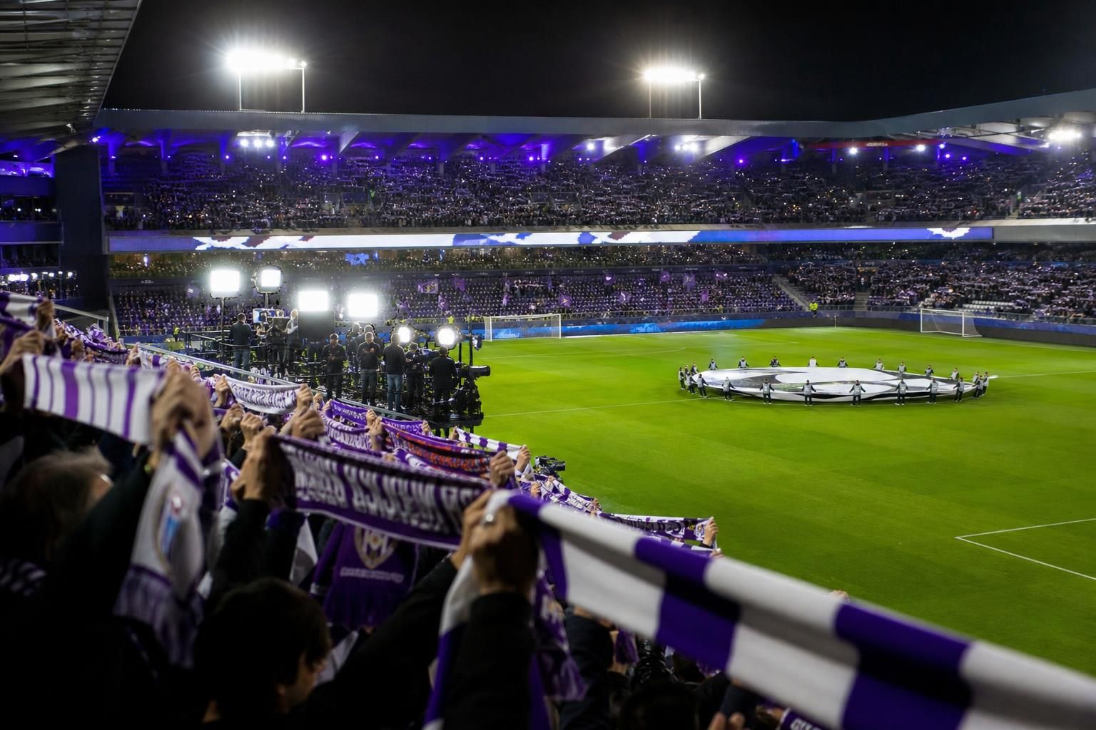 Supporters van RSC Anderlecht in het Lotto Park tijdens een Europese avond onder felle stadionlichten