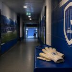 Een gespannen transfercontext rond KRC Genk zonder herkenbare gezichten.