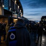 Transfercontext rond Club Brugge met blauw-zwarte sfeer en mediadruk zonder herkenbare gezichten