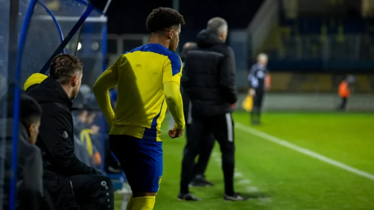 Dominic Thompson maakt officieuze minuten voor SK Beveren in een oefenwedstrijd
