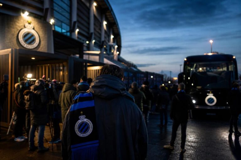 Transfercontext rond Club Brugge met blauw-zwarte sfeer en mediadruk zonder herkenbare gezichten