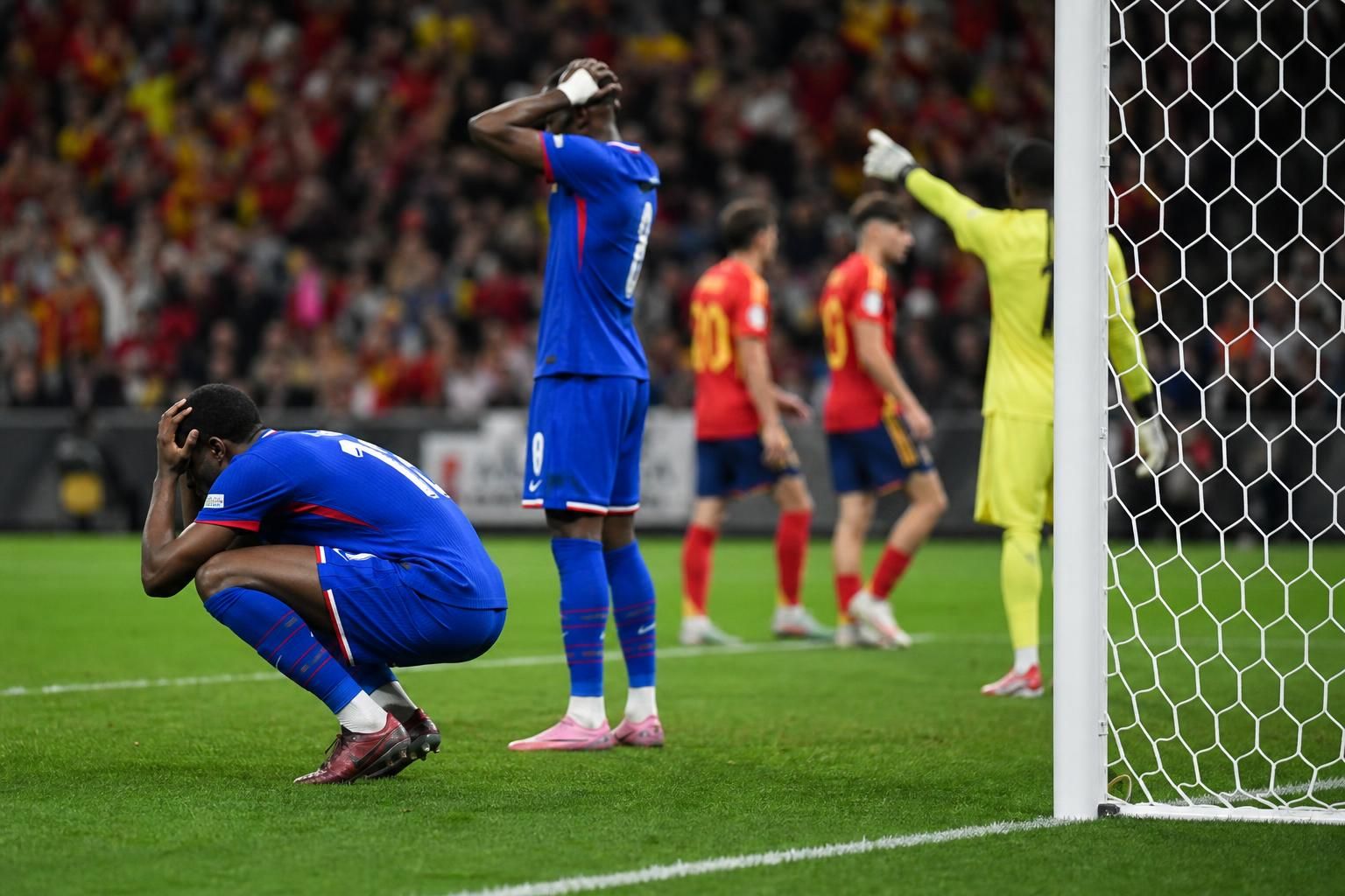 Franse spelers reageren ontgoocheld na een penaltymoment tegen Spanje op het WK