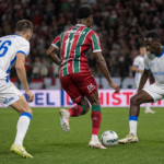 Anonieme spelers van KRC Genk en Zulte Waregem in een duel op het veld.