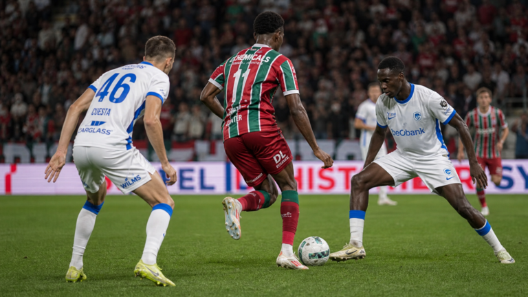 Anonieme spelers van KRC Genk en Zulte Waregem in een duel op het veld.