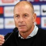 Voetbalpersbeeld bij een trainer van KRC Genk aan de zijlijn.