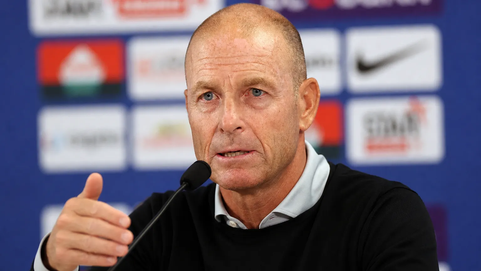 Voetbalpersbeeld bij een trainer van KRC Genk aan de zijlijn.