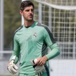 Thibaut Courtois warmt als doelman van Real Madrid op voor een leeg doel.