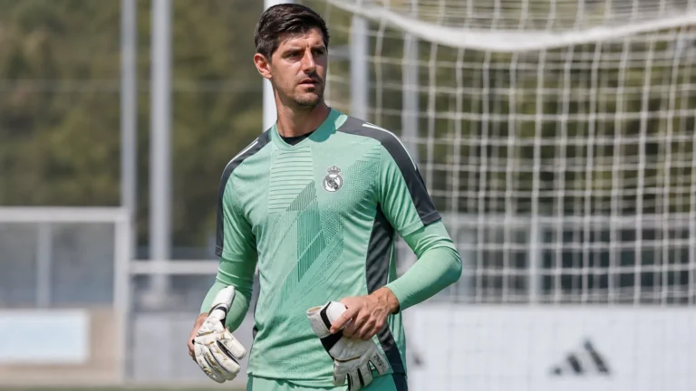 Thibaut Courtois warmt als doelman van Real Madrid op voor een leeg doel.