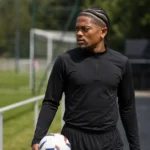 Leon Bailey tijdens een rustige oefensessie in neutrale trainingskleding.