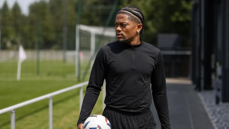Leon Bailey tijdens een rustige oefensessie in neutrale trainingskleding.