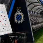 Tactisch bord in de technische zone van Club Brugge met een discreet clubanker op de achtergrond.