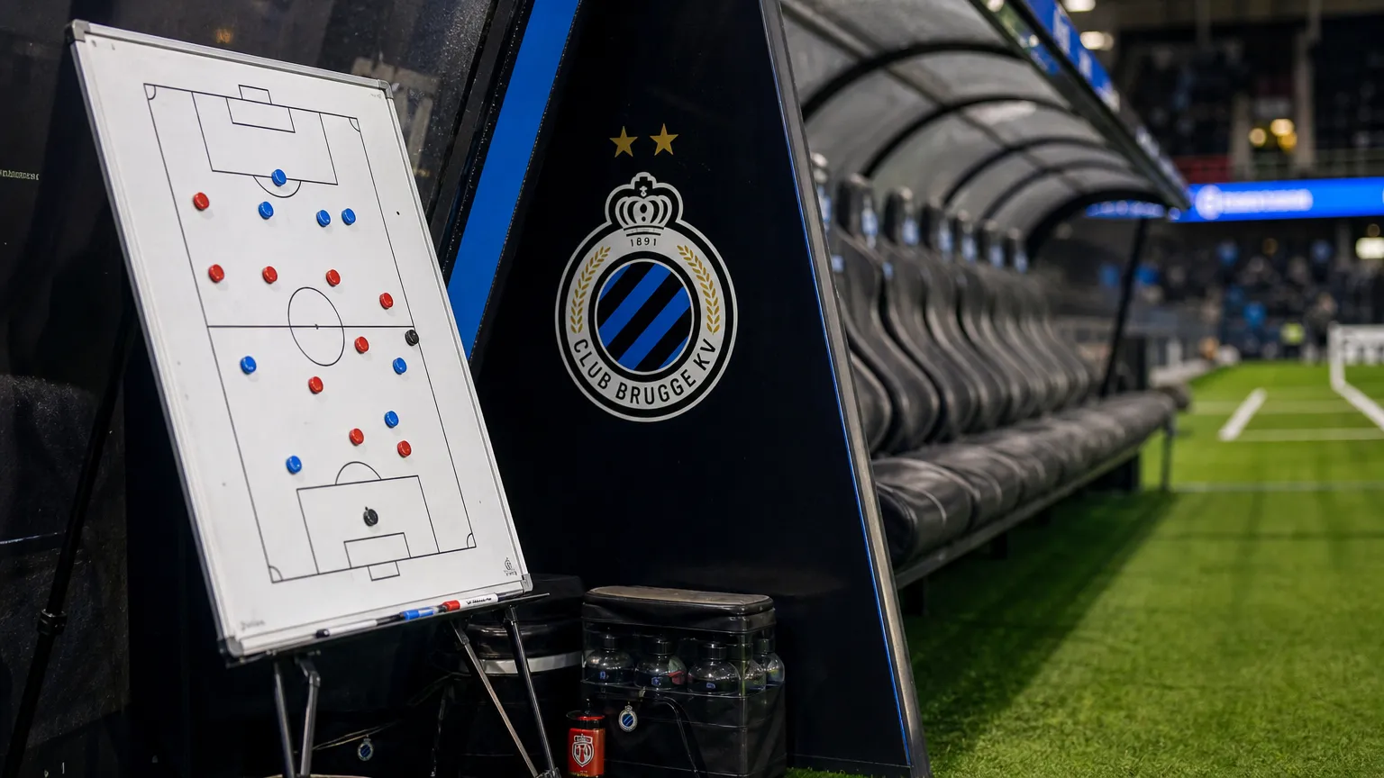 Tactisch bord in de technische zone van Club Brugge met een discreet clubanker op de achtergrond.