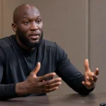 Romelu Lukaku spreekt tijdens een media-interview in een neutrale binnenruimte.
