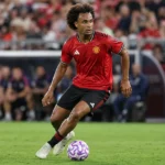 Joshua Zirkzee in actie voor Manchester United tijdens een oefenwedstrijd.