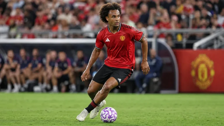 Joshua Zirkzee in actie voor Manchester United tijdens een oefenwedstrijd.
