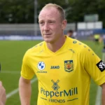 Christian Brüls van SK Beveren tijdens een rustig interview aan de zijlijn na een wedstrijd.