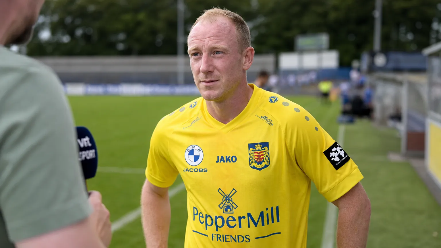 Christian Brüls van SK Beveren tijdens een rustig interview aan de zijlijn na een wedstrijd.