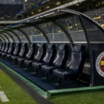 De dug-out van Fenerbahçe langs de zijlijn tijdens een Europese wedstrijd.