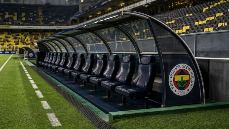 De dug-out van Fenerbahçe langs de zijlijn tijdens een Europese wedstrijd.
