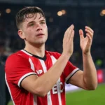 Matteo Dams applaudisseert na een wedstrijd op het veld.