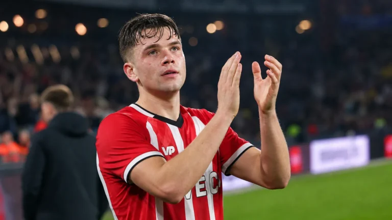 Matteo Dams applaudisseert na een wedstrijd op het veld.