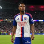 Lois Openda van Olympique Lyon op het veld na de heenwedstrijd tegen Fenerbahçe.