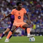 Jesse Bisiwu in het tenue van FC Barcelona tijdens een oefenwedstrijd.
